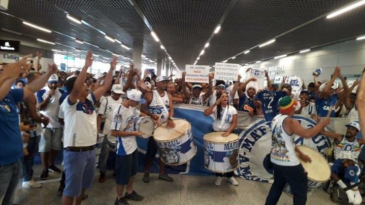 Torcida do Cruzeiro fez festa no Aeroporto de Confins na chegada de Rodriguinho a Belo Horizonte
