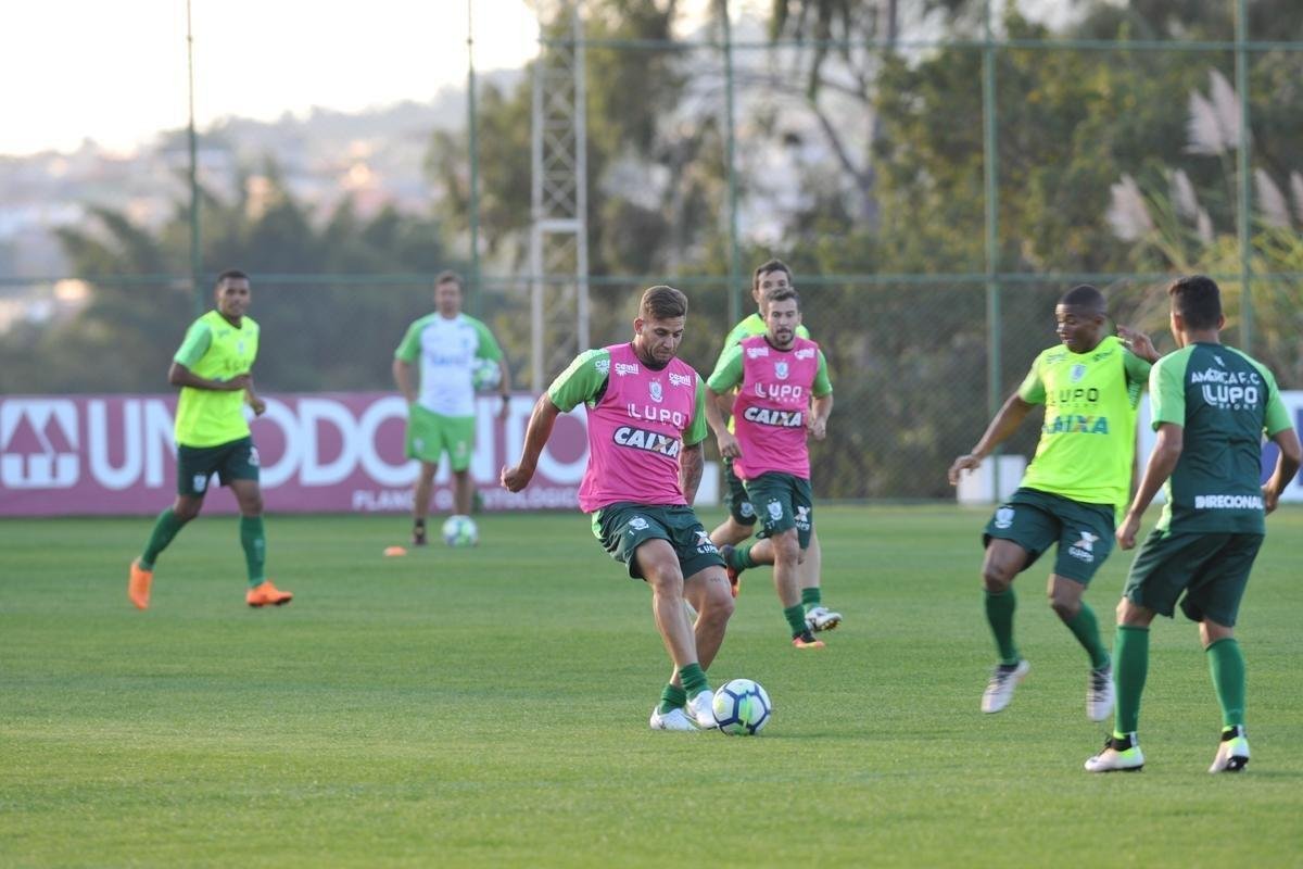 Depois de reunio com elenco e diretoria, Adilson Batista observou treino comandado por Drubscky no Amrica