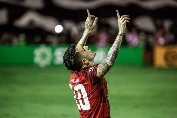 Náutico foi melhor no primeiro tempo e terminou a etapa inicial vencendo pelo placar de 1 a 0, com gol do meia Jean Carlos.
