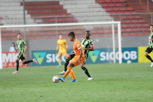 Com gols de Felipe Augusto e Al, Amrica venceu Coimbra por 2 a 0, nesta segunda-feira, no Independncia, pela sexta rodada do Campeonato Mineiro