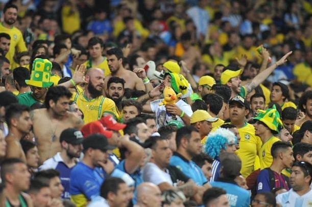 Fotos das torcidas de Brasil e Argentina, no Mineiro, no clssico vlido pela semifinal da Copa Amrica