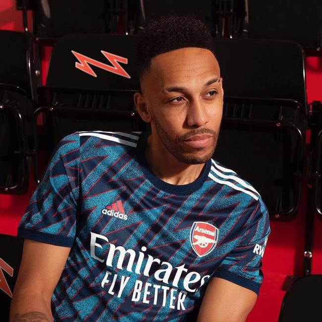 Conhecido por camisas clássicas e elegantes, o Arsenal, da Inglaterra, acertou mais uma vez na sua vestimenta, conquistando o nono (9º) lugar na votação