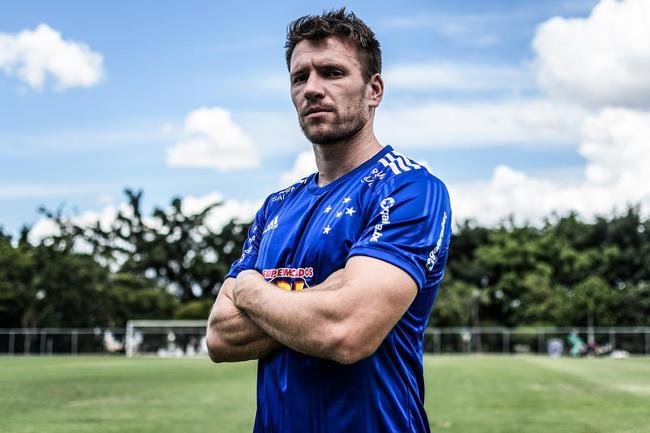 Eduardo Brock foi anunciado pelo Cruzeiro em 25 de fevereiro. Seu �ltimo clube foi o Cear�. At� aqui, o zagueiro disputou tr�s jogos com a camisa celeste. 