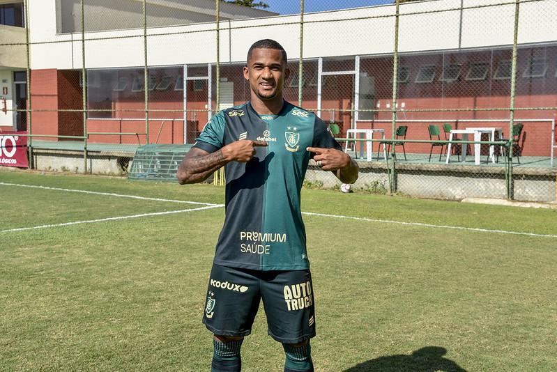 O lateral-direito Eduardo, ex-Ceará, foi o nono reforço oficializado pelo América. O defensor assinou com o time americano até dezembro de 2022.