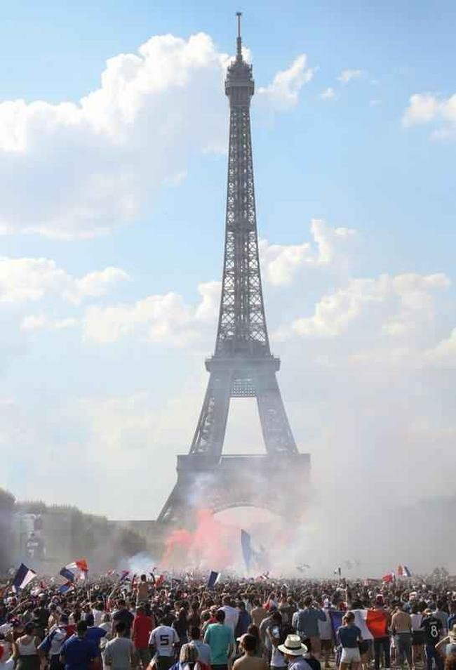 Franceses lotaram ruas de Paris e regi�o da Torre Eiffel durante a decis�o da Copa do Mundo