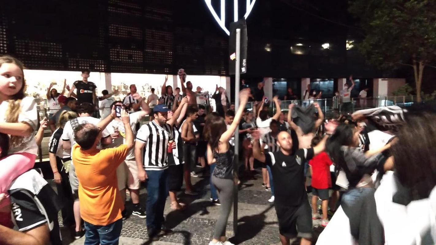 Fotos da festa e do buzinao da torcida do Atltico em frente  sede do clube, no bairro de Lourdes, em BH. Centenas de pessoas foram ao local para festejar, de forma antecipada, o ttulo brasileiro de 2021