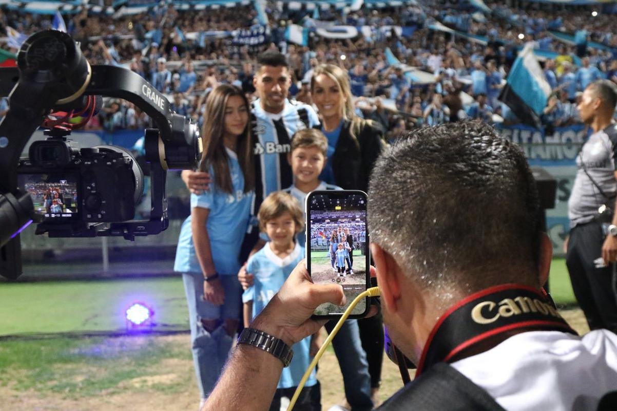 Luis Surez foi apresentado na Arena Grmio nesta quarta-feira (4/1)