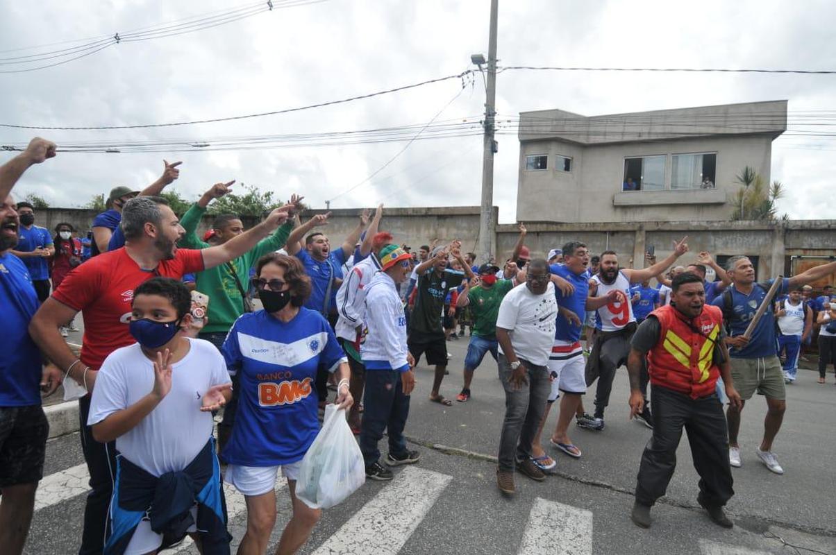 Torcedores do Cruzeiro protestam na porta da Toca da Raposa II, nesta quinta-feira (06/01), contra a sada do goleiro Fbio do clube