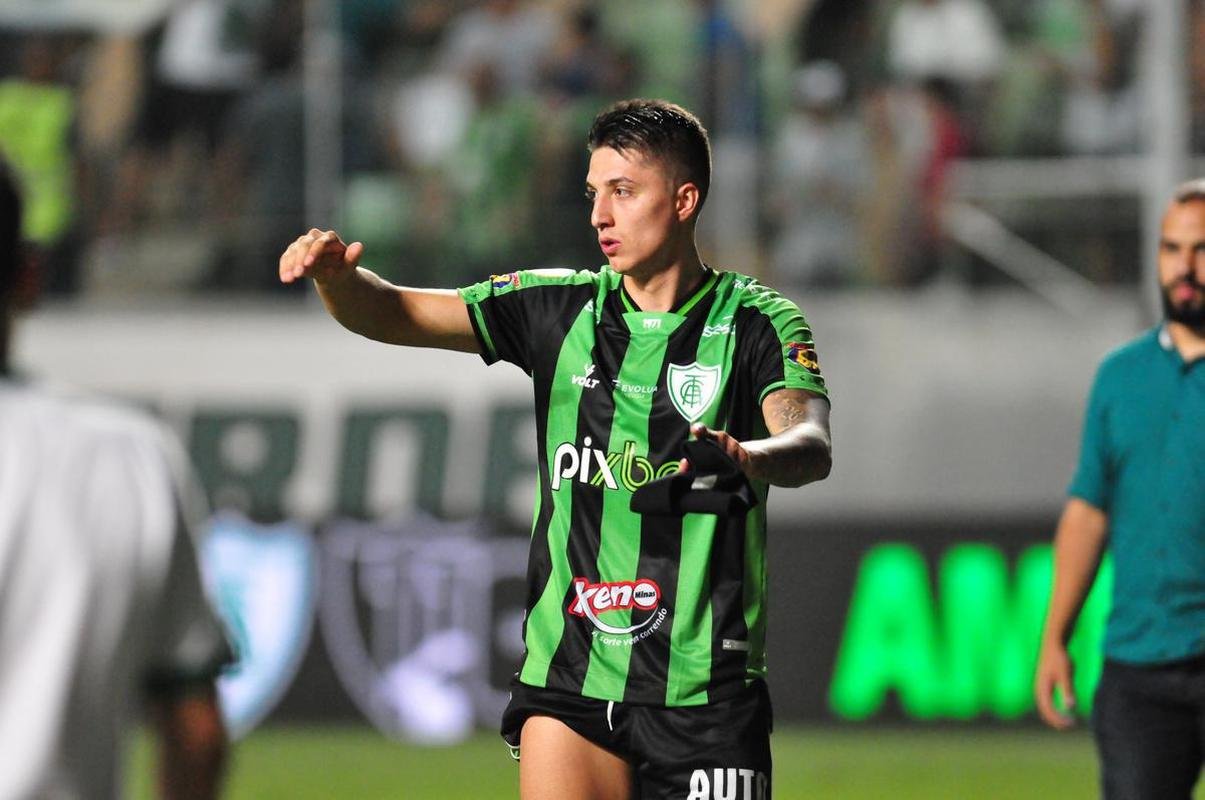 Jogadores e comisso tcnica festejaram muito a vitria com a torcida no dia do aniversrio de 110 anos do Amrica