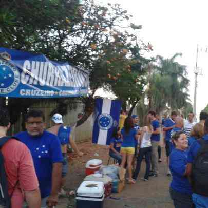 Mesmo antes de o tricampeonato ser confirmado, cruzeirenses j festejam nos arredores do Mineiro