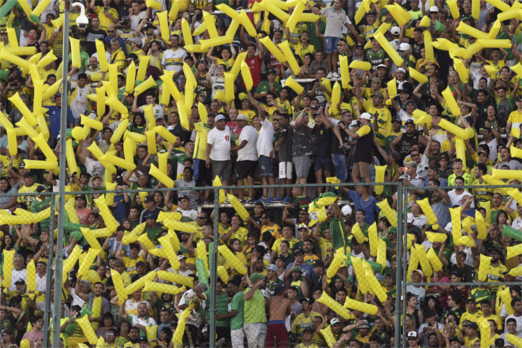 Defensa y Justicia promete punir torcedor que imitou macaco em jogo com o Santos