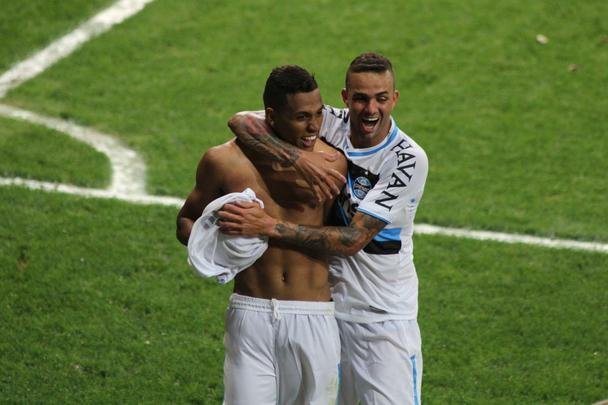 Lucas Pratto visivelmente abatido com vitria parcial do Grmio por 2 a 0