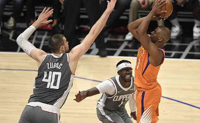 Jogadores do Phoenix Suns fizeram uma chamada de vdeo ainda em quadra para comemorar a vitria