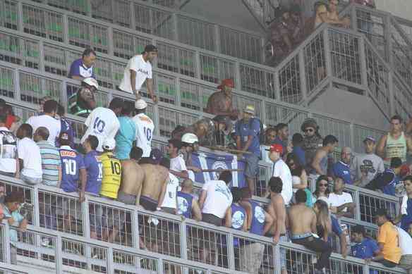 Pouco antes do clssico, alguns torcedores do Cruzeiro brigaram entre si nas cadeiras do Independncia. A PM teve de interferir no tumulto e acabou encontrando resistncia por parte dos mais exaltados.