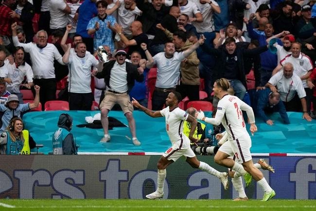 Fotos do gol de Sterling, da Inglaterra, sobre a Alemanha, em Wembley. Ingleses venceram por 2 a 0 e avan�aram �s quartas de final da Eurocopa