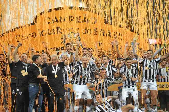 Atlético ergue a taça e festeja bi da Copa do Brasil