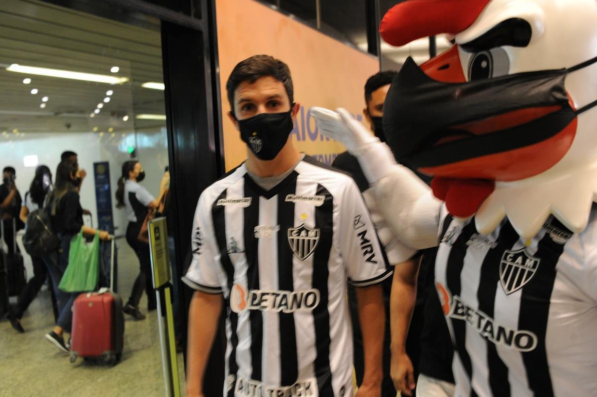Fotos da chegada do meia argentino Nacho Fernndez a Belo Horizonte para reforar o Atltico (Leandro Couri/EM/D. A Press)