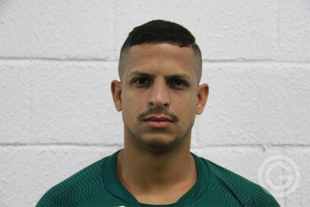 O Goiás anunciou a contratação do atacante Lucão, que estava no Fluminense