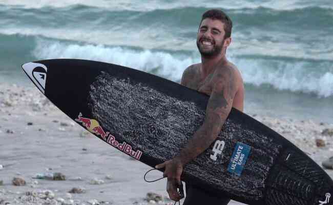 Surfista Filipe Toledo assume namoro com modelo carioca e