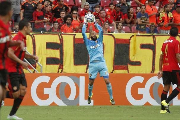 Danilo Fernandes substituiu Magrão durante o Brasileiro de 2015 e agradou, sendo vendido em negociação milionária no ano seguinte. Na foto, Danilo em jogo contra o Flamengo, na Arena de Pernambuco