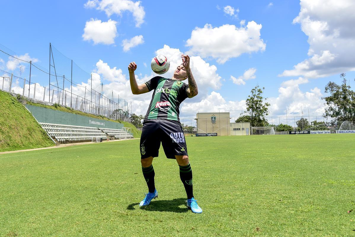 Meia-atacante Índio Ramírez sendo apresentado como novo reforço do América para 2022