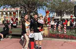 Sasha e famlia no parque Magic Kingdom, da Disney, em Orlando.