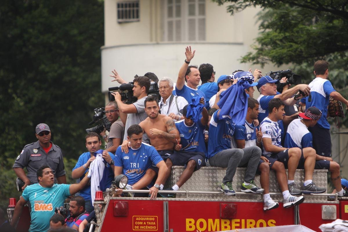 Depois de vencer o Vitria por 3 a 1 no Barrado, em Salvador, na noite de 13 de novembro de 2013, e confirmar o tricampeonato brasileiro, o Cruzeiro desembarcou em Confins numa quinta-feira e foi recebido por milhares de pessoas nas ruas de Belo Horizonte. O elenco desfilou em carro pela Avenida Antnio Carlos, pela Avenida Afonso Pena, no Centro, e foi em direo  sede do Barro Preto. Esta, sem dvida, foi a festa que envolveu o maior nmero de pessoas na capital mineira.