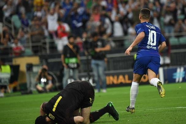 Com direito a um show de Hazard no segundo tempo, quando o craque belga marcou dois gols e ainda deu assistncia para Pedro balanar as redes, o Chelsea goleou o Arsenal por 4 a 1, nesta quarta-feira, no estdio Olmpico de Baku, no Azerbaijo, e conquistou o seu segundo ttulo da Liga Europa
