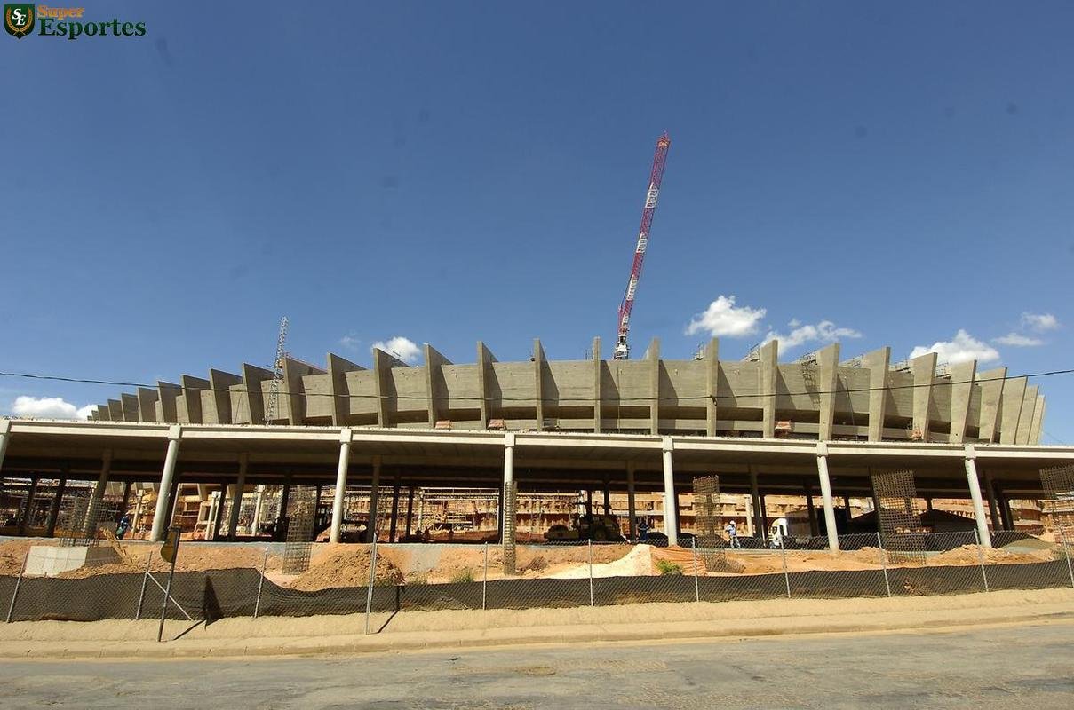 08/03/2012 - rea externa do estdio comea a ganhar nova cara com a construo da esplanada.