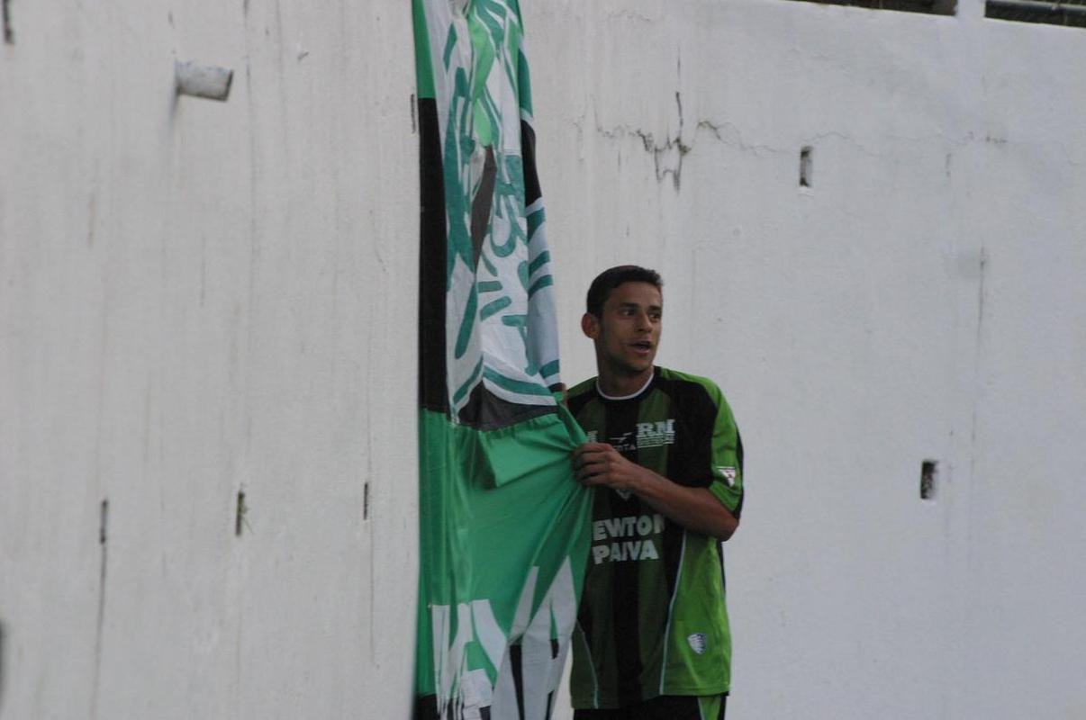 Comemorao do atacante com bandeira da torcida aps gol sobre Londrina, no Independncia, pela Srie B