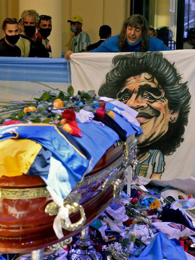 Velrio de Diego Armando Maradona na Casa Rosada, sede do governo argentino, em Buenos Aires. Ao longo desta quinta-feira (26/11), despedida dos fs rendeu imagens marcantes: choro, homenagens e at rivais se consolando pela partida do dolo. Maradona morreu aos 60 anos aps uma parada cardiorrespiratria.