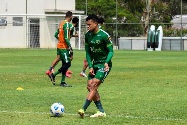 Fotos do treino do Amrica nesta sexta-feira (19), no CT Lanna Drumond, antes de viajar ao Rio de Janeiro para enfrentar o Fluminense