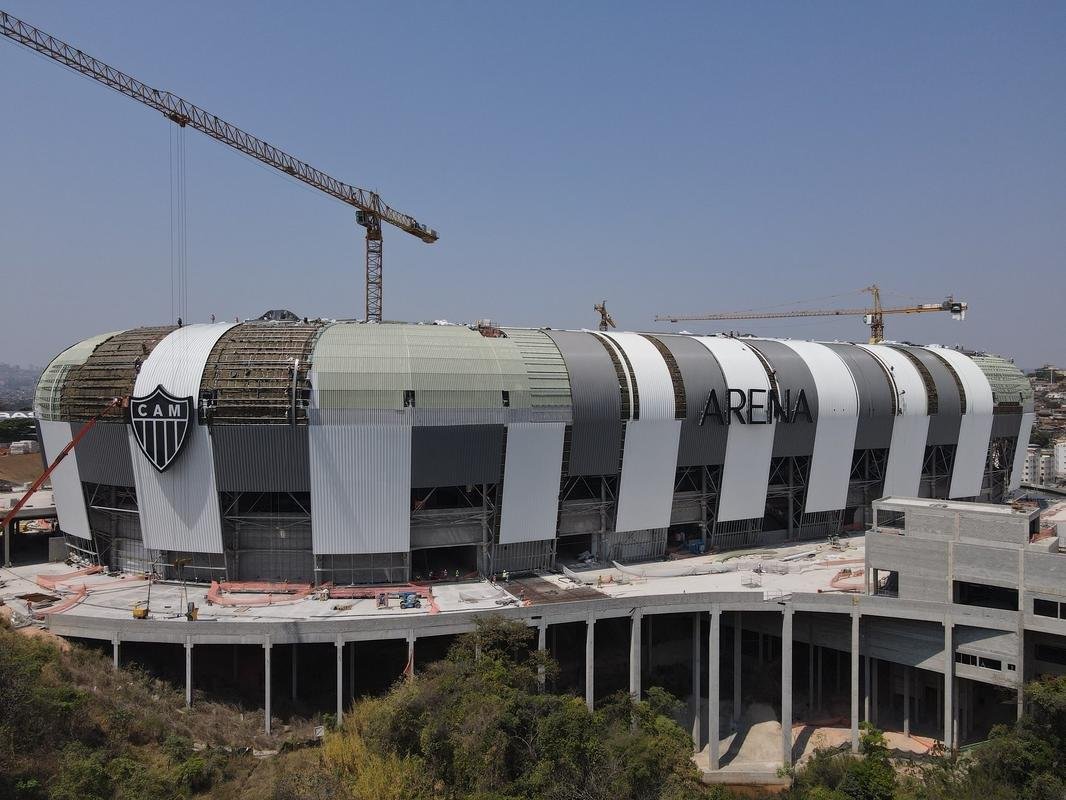 Instalao do escudo do Atltico e do primeiro letreiro da Arena MRV


