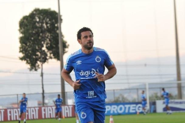 Cruzeiro iniciou sua intertemporada nesta segunda-feira na Toca da Raposa II. Tcnico Mano Menezes contou com elenco completo. Grupo agora comea preparao para decises com Atltico na Copa do Brasil, River Plate na Copa Libertadores e 29 rodadas restantes do Campeonato Brasileiro