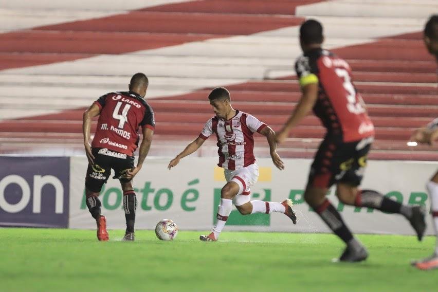 Nutico pressiona na segunda etapa, mas no consegue marcar gol em casa e fica no 0 a 0 com o Vitria. Alvirrubros ao menos impediram crescimento de sequncias de derrotas diante de rival direto na briga contra o rebaixamento
