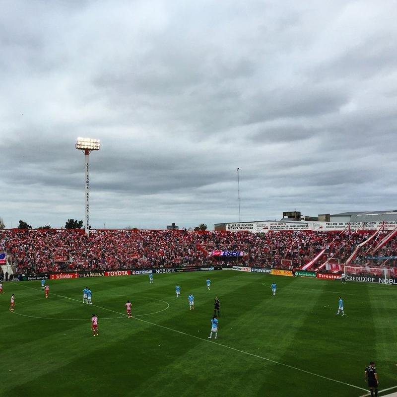 O estdio  conhecido por ser um caldeiro, com arquibancadas coladas no gramado