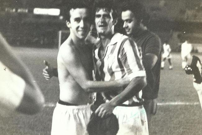 03/09/1968 - Os jogadores de futebol Tosto, do Cruzeiro, e Paulinho, do Villa Nova, trocam camisas aps jogo pelo Mineiro de 1968.