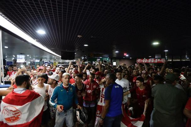 Jogadores, comissão técnica e diretoria do Náutico foram recebidos com festa no desembarque após a conquista do título da Série C do Campeonato Brasileiro, diante do Sampaio Corrêa. A delegação alvirrubra desembarcou em solo pernambucano pouco depois das 23h30 e seguiu em carro aberto para a sede do clube, no bairro dos Aflitos