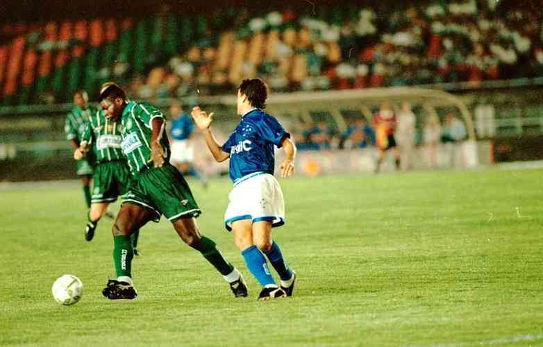 Fotos do empate por 1 a 1 entre Cruzeiro e Palmeiras, no Mineiro, na deciso da Copa do Brasil d 1996