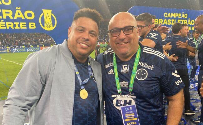 André Martins e Ronaldo no dia da entrega da taça da Série B ao Cruzeiro