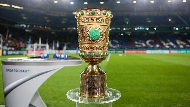 Cinco times t�m dois t�tulos da Copa da Alemanha - Kaiserslautern (1989/90 e 1995/96), Fortuna D�sseldorf (1978/79 e 1979/80), Karlsruher SC (1954/55 e 1955/56), Munique 1860 (1941/42 e 1963/64) e Dresdner SC (1939/40 e 1940/41)