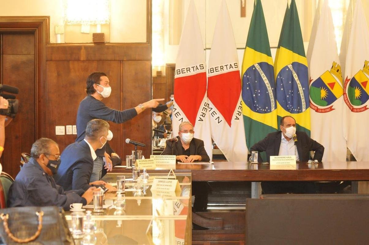 Reunio entre a Prefeitura de Belo Horizonte definiu a liberao de 30% de pblico nos jogos de Amrica, Atltico e Cruzeiro. Agora, para atuar diante de suas torcidas, os clubes precisam ter o aval das confederaes. No momento, apenas a Conmebol autorizou partidas com torcida na Copa Libertadores e na Copa Sul-Americana. A CBF ainda no permitiu em duelos do Campeonato Brasileiro.