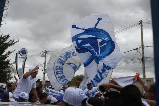 Torcedores do Cruzeiro foram  porta da Toca II apoiar os jogadores na vspera do jogo com o Flamengo