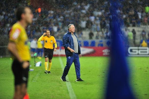 No segundo tempo, Cruzeiro no conseguiu a reao, levou bola na trave e ainda perdeu um pnalti com o meia Thiago Neves. Torcida se revoltou e atirou sinalizadores em campo