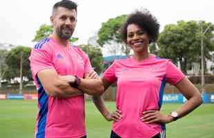 Pezzolano e jogadores do Cruzeiro com a nova camisa rosa