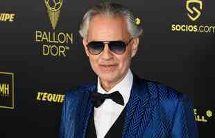 Personalidades do esporte no tapete vermelho do prmio Bola de Ouro, da France Football, no Theatre du Chatelet, em Paris.  Na foto, o tenor italiano Andrea Bocelli 