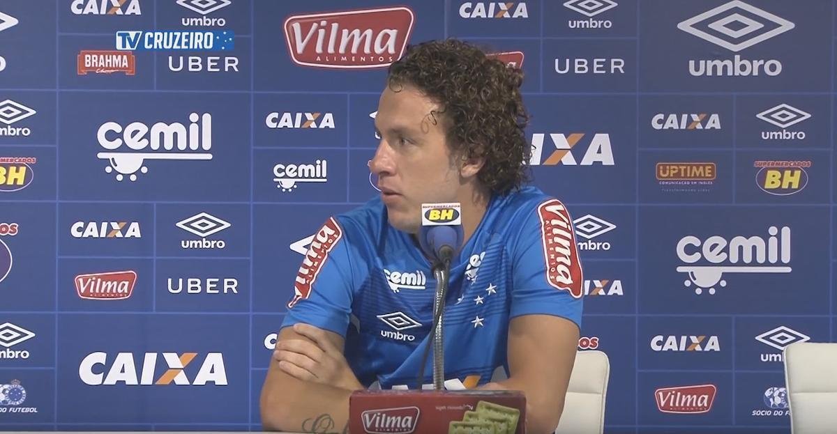 RAFAEL GALHARDO - Anunciado em 22 de julho, Rafael Galhardo foi contratado enquanto ainda se recuperava de cirurgia no joelho. Finalizou o tratamento com os mdicos do Cruzeiro, na Toca da Raposa II, e estreou sob o comando de Mano Menezes no empate por 2 a 2 com o Ava, no Mineiro, em 15 de novembro. Como assinou apenas at o fim desta temporada, ele no tem permanncia definida a partir de janeiro.