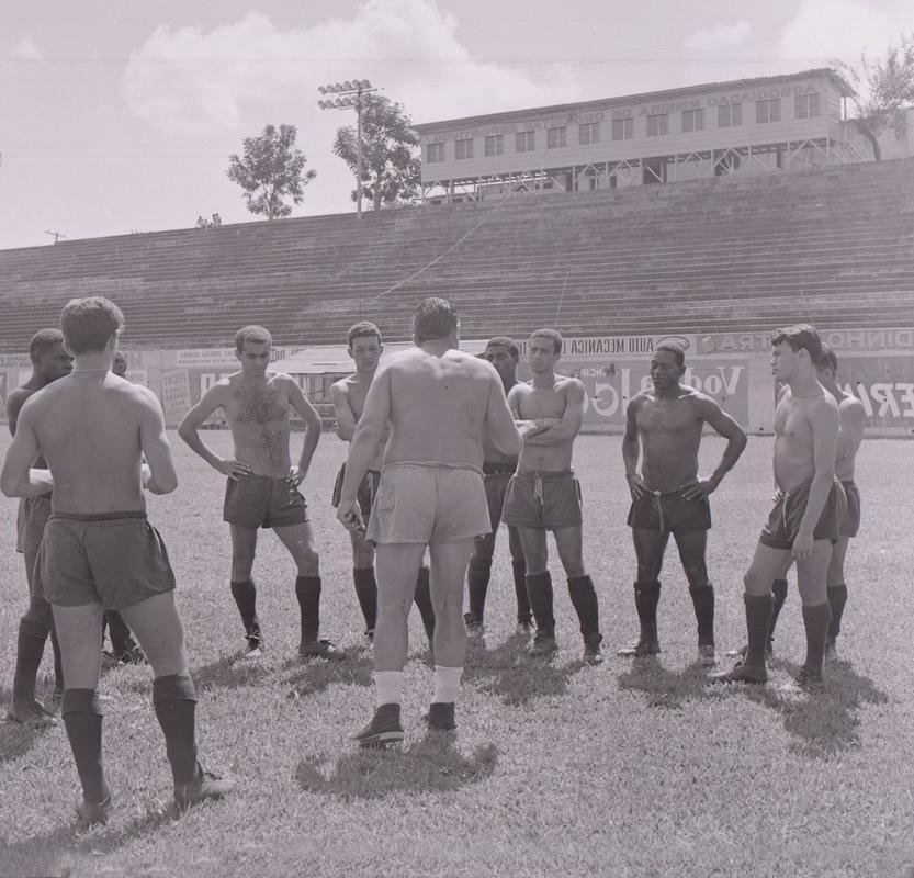 Fotos da carreira do polmico tcnico Yustrich, o Homo