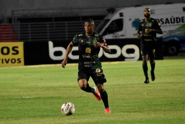 O volante Juninho testou positivo para COVID-19 no dia 7 de dezembro, vspera do jogo contra o Sampaio Corra, pela Srie B do Campeonato Brasileiro.