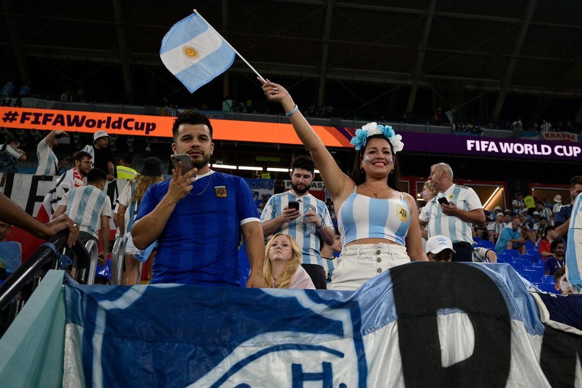 Fotos das torcidas de Argentina e Polnia durante jogo entre as duas selees pelo Grupo C da Copa do Mundo, no Estdio 974, em Doha, no Catar